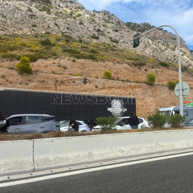 Κλειστή η Ε.Ο. Αθηνών – Κορίνθου: Πρωτοφανείς εικόνες με οδηγούς να ξεκουράζονται στο οδόστρωμα 
