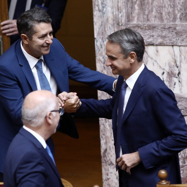 Η επιστροφή Μυλωνάκη στη Βουλή και το καλωσόρισμα Μητσοτάκη