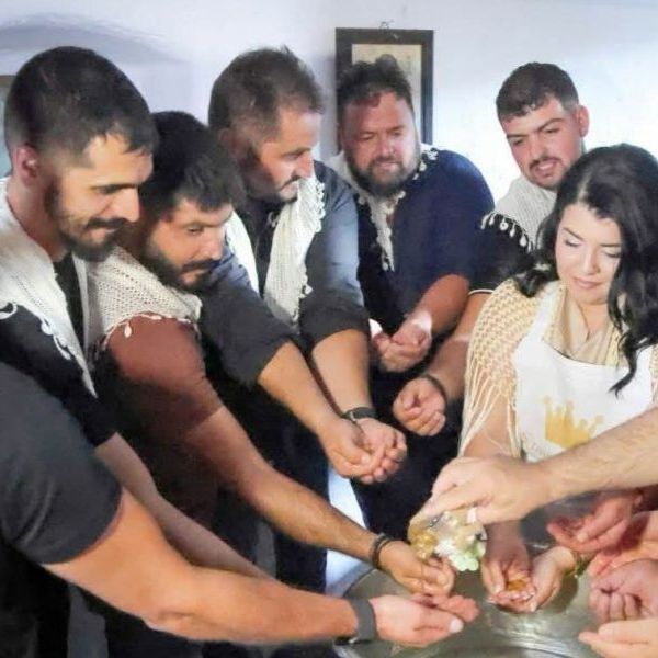 Κρήτη: Βάπτιση με 12 νονούς σε ξωκλήσι μετά από 50 χρόνια