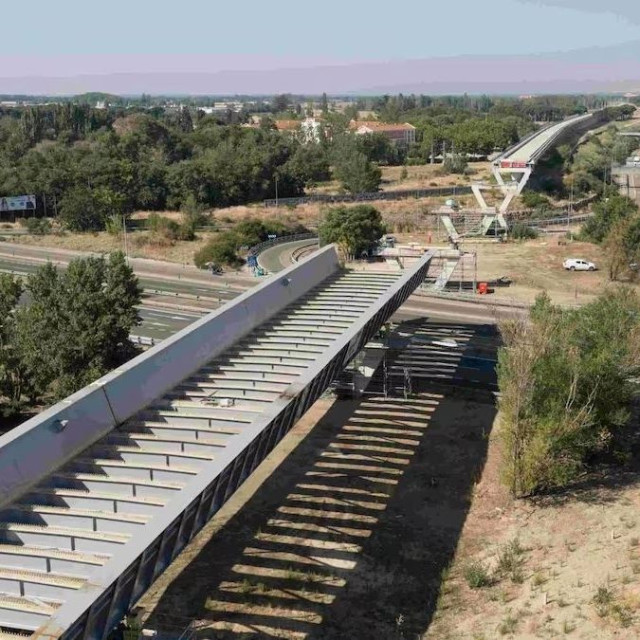 Μετακινούν γέφυρα 1.130 μέτρων με υδραυλικούς γρύλους: Το θέαμα εντυπωσιάζει
