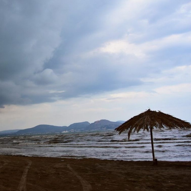 Καιρός: Περιορίζονται οι καταιγίδες και ανεβαίνει η θερμοκρασία – Η πρόγνωση μέχρι την Κυριακή