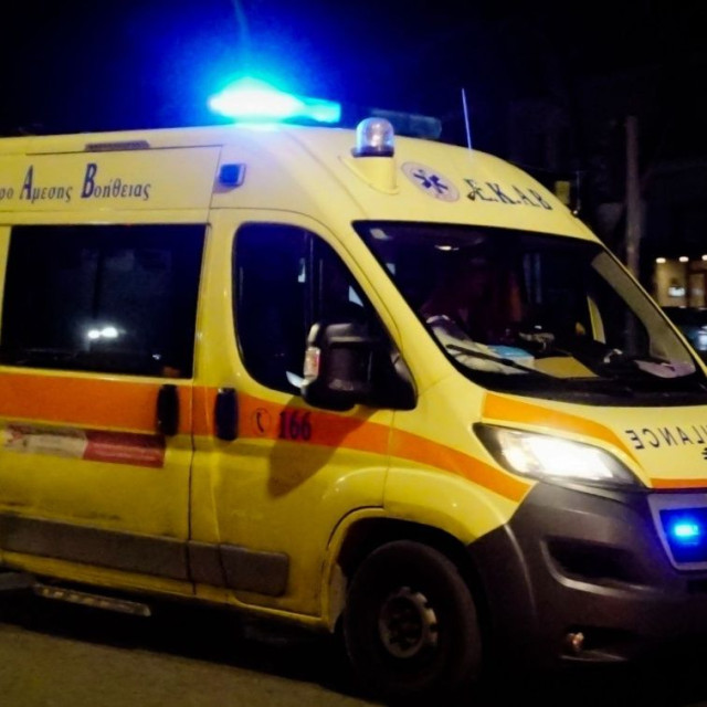 Γλυφάδα: Σοβαρό τροχαίο με πέντε τραυματίες μετά από ανατροπή αυτοκινήτου στην Ποσειδώνος