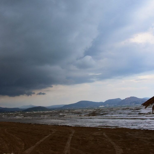 Καιρός: Περιορίζονται οι καταιγίδες και ανεβαίνει η θερμοκρασία – Η πρόγνωση μέχρι την Κυριακή