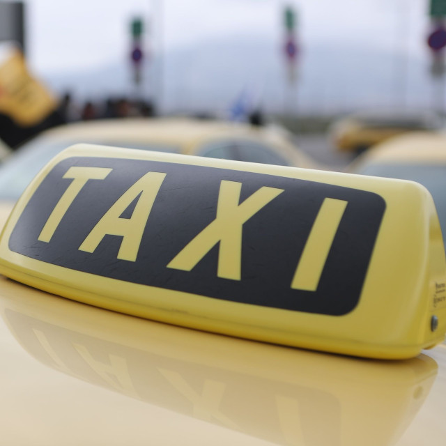 Ταξί: Ποιες είναι οι νέες τιμές διαδρομών από και προς τα αεροδρόμια Αττικής και Θεσσαλονίκης