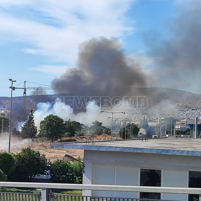 Μεγάλη φωτιά στου Ρέντη - Καίγονται λάστιχα και παλέτες - Χτύπησε το 112