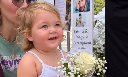 Γιώργος Μαζωνάκης: Το κοριτσάκι που θα βάφτιζε πήγε στον τάφο του και άφησε ένα λουλούδι - Βίντεο