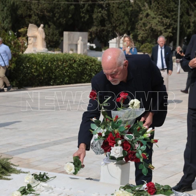 Στον τάφο του Ανδρέα προσκύνησαν τα παιδιά και τα εγγόνια του Παπανδρέου μετά την κηδεία της Μαργαρίτας