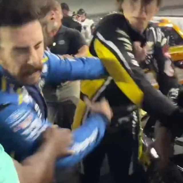 NASCAR: Δύο οδηγοί μετέτρεψαν σε ρινγκ τα pits – Έριξαν μπουνιές και κλωτσιές – Βίντεο