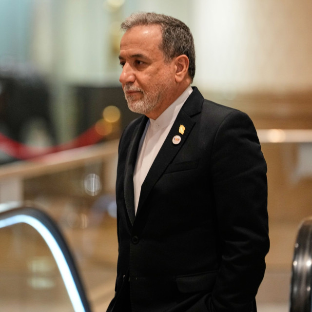 Ιράν: Στη Ντόχα ο Αραγτσί πριν από τη Γενική Συνέλευση του ΟΗΕ – Στο επίκεντρο ο πόλεμος και Ορμούζ