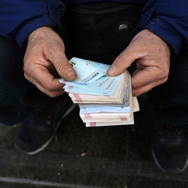 Ο πόλεμος γονατίζει την οικονομία του Ιράν – Πτώση 10,1% στο ΑΕΠ και πληθωρισμός σχεδόν 70%