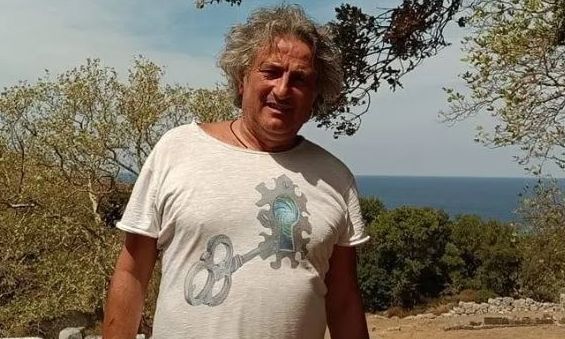 Νάσος Κομιανός: Από ελαιοχρωματιστής.... υπνοθεραπευτής στο Κολωνάκι - Η σχέση με τον Γιώργο Μαζωνάκη