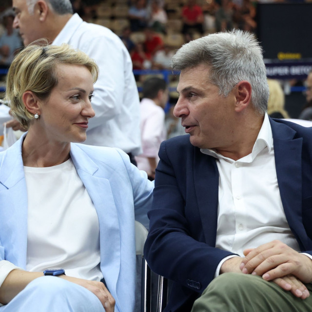 Αποπομπή Φαραντούρη από το ΠΑΣΟΚ ζητά η Σδούκου: «Υποτιμητικός και σεξιστικός τρόπος»