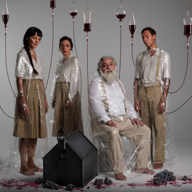 Πρώτες Φωτογραφίες από το «Dogville» σε σκηνοθεσία του Άρη Μπινιάρη