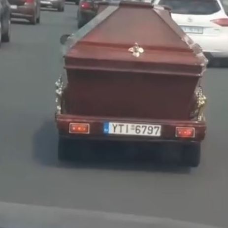 Εθνική Οδός: Οδηγός ρυμουλκούσε φέρετρο πάνω σε τρέιλερ εν κινήσει