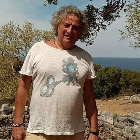 Νάσος Κομιανός: Από ελαιοχρωματιστής.... υπνοθεραπευτής στο Κολωνάκι - Η σχέση με τον Μαζωνάκη