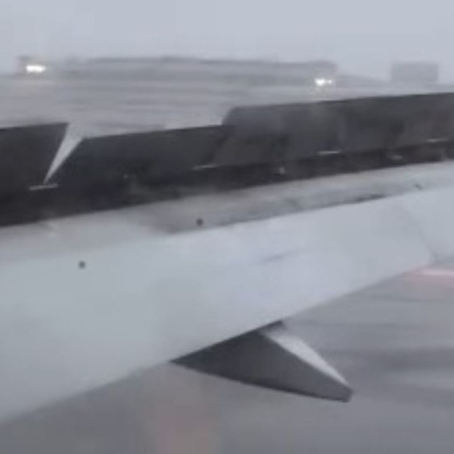 Τόκιο: Αεροσκάφος κάνει δραματική προσγείωση εν μέσω του τυφώνα