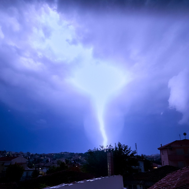 Καιρός: Φθινοπωρινή παρένθεση με βροχές και καταιγίδες σε πολλές περιοχές – H θερμοκρασία σε πτώση