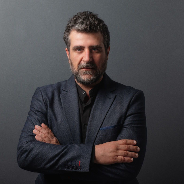 Πελτέκης: Η παράσταση «Αυτή η νύχτα μένει» φωτίζει την Ελλάδα της υπερβολής και της αυθεντικότητας