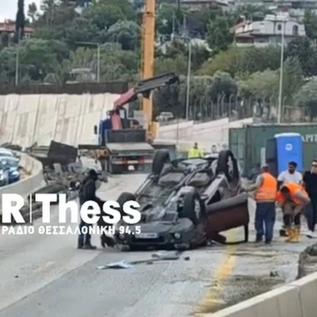 Θεσσαλονίκη: ΙΧ εξετράπη στον Περιφερειακό και κατέληξε τουμπαρισμένο σε εργοτάξιο