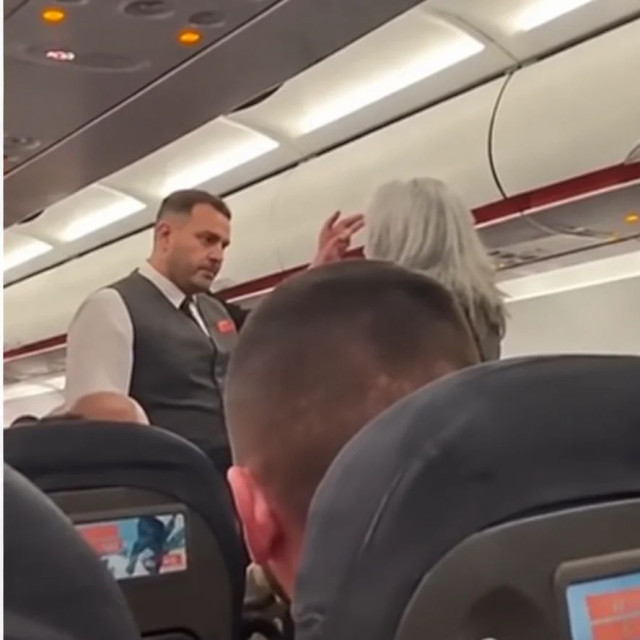 Xάος σε πτήση από Κύπρο: Τους κατέβασε η αστυνομία επειδή κάπνιζαν ηλεκτρονικό τσιγάρο