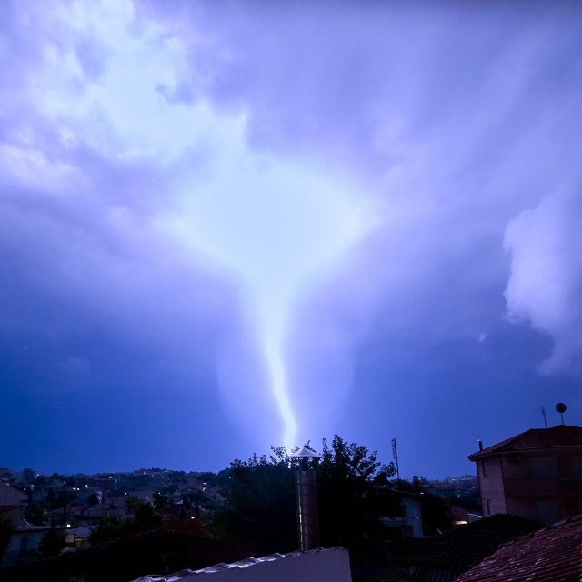 Καιρός: Φθινοπωρινή παρένθεση με βροχές και ισχυρές καταιγίδες σε πολλές περιοχές – Σε αισθητή πτώση η θερμοκρασία