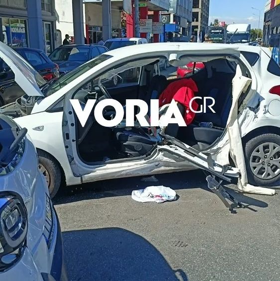 Σοβαρό τροχαίο στη Θεσσαλονίκη: Έπαθε επιληπτική κρίση στο τιμόνι και παρέσυρε 3 ΙΧ και μηχανάκι