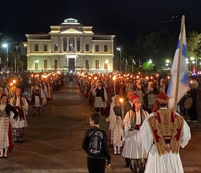 Η Τρίπολη τίμησε την επέτειο της άλωσης με πομπή, δάδες και παραδοσιακούς χορούς - Βίντεο