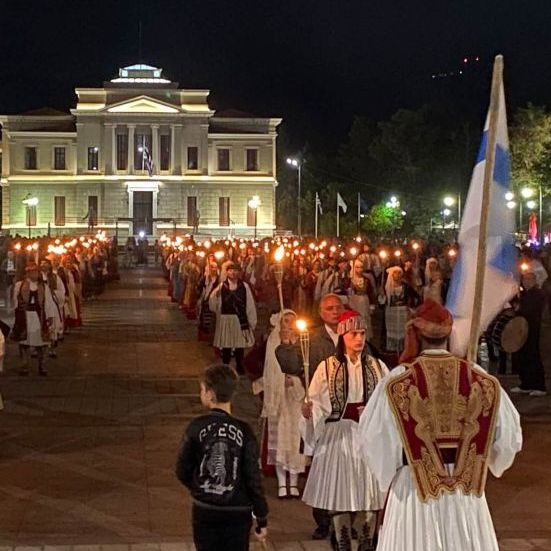 Η Τρίπολη τίμησε την 23η Σεπτεμβρίου με πομπή, δάδες και παραδοσιακούς χορούς