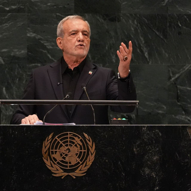 Ιράν - Πεζεσκιάν: «Δεν θα σκύψουμε ποτέ το κεφάλι μας ούτε θα γονατίσουμε» στον Τραμπ