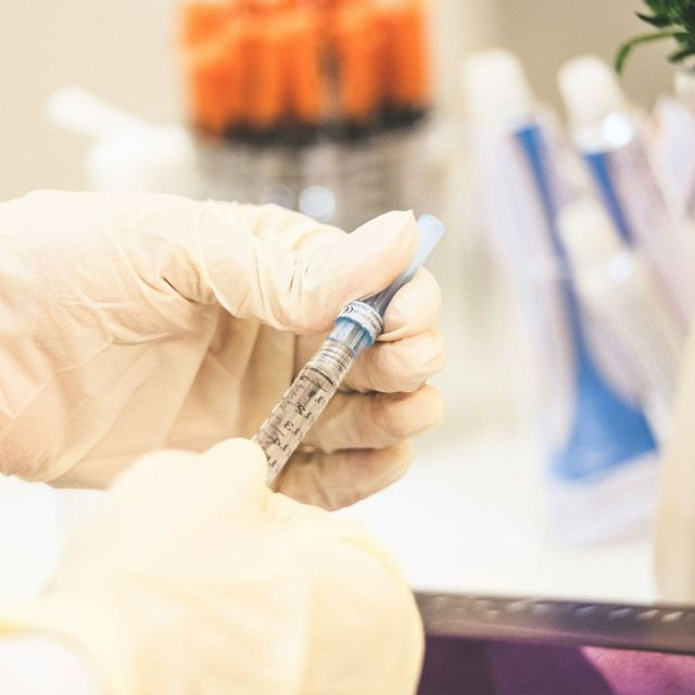 Ενέσιμες βιταμίνες, fillers και «κβαντική βιοανάδραση»: Τα πρώτα ευρήματα των ελέγχων σε ιατρεία