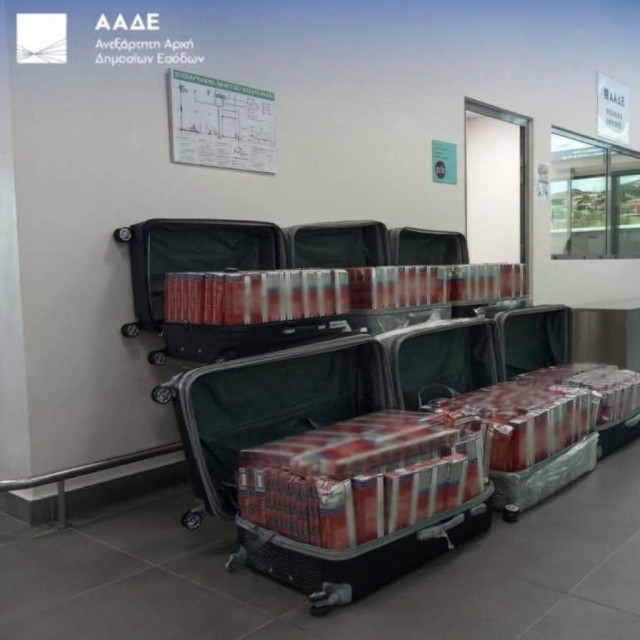 ΑΑΔΕ: Kατασχέθηκαν 120.000 τσιγάρα και 4,5 κιλά λαθραίου καπνού ναργιλέ στο αεροδρόμιο Μυκόνου