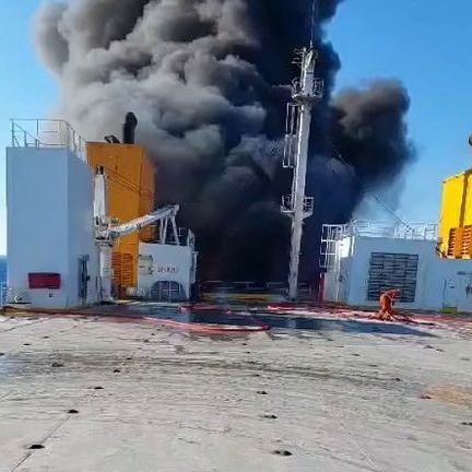 «Φύγετε Νίκο! Πίσω φωνάζει! Πίσω!»: Οι δραματικές στιγμές εν πλω από τη φωτιά στο πλοίο Blue Carrier