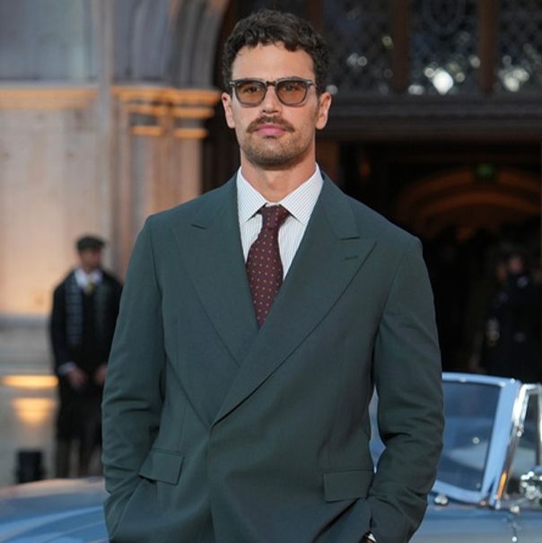 Theo James: Ο «gentleman» με τις ελληνικές ρίζες που ξέφυγε από την ταμπέλα του heartthrob