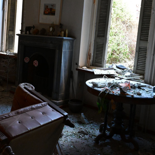 Πλάκα: Μεγάλες ζημιές στο εσωτερικό και διπλανού κτιρίου μετά την έκρηξη και την κατάρρευση