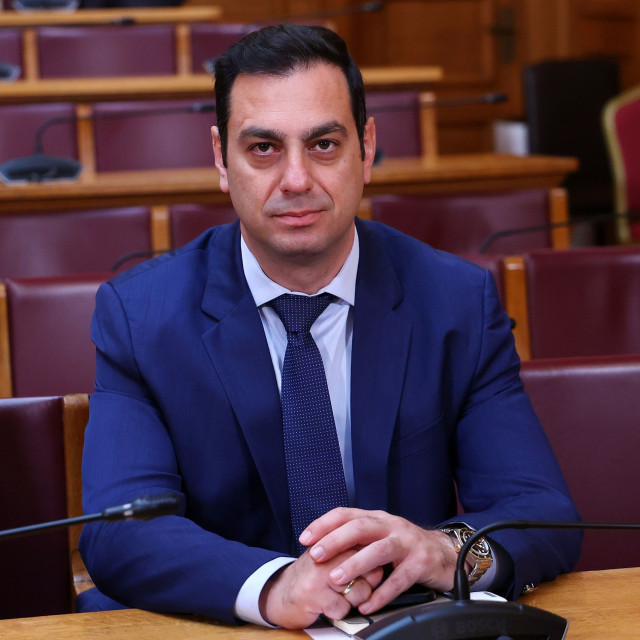 Βουλευτής ΝΔ: Αν δεν έχεις 10 ευρώ για βενζίνη, παίρνεις τα Μέσα Μαζικής Μεταφοράς