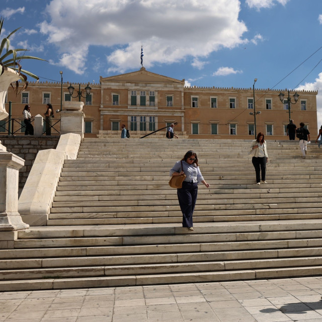 Κοινωνία σε αναζήτηση, κυβέρνηση σε κατενάτσιο