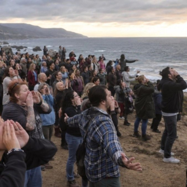 Σαν Φρανσίσκο: Πάνω από 100 άνθρωποι συγκεντρώθηκαν στην παραλία για να ουρλιάξουν στον ωκεανό