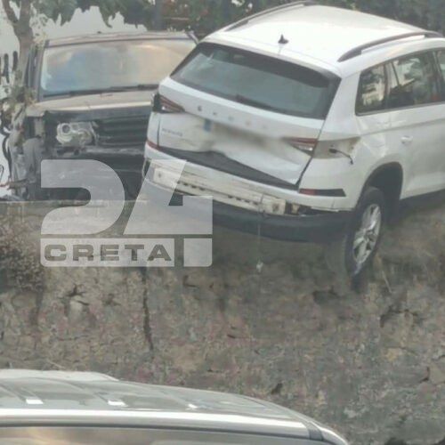 Χανιά: Αυτοκίνητο παρέσυρε σταθμευμένα οχήματα - Ένα κρέμεται πάνω από πάρκινγκ