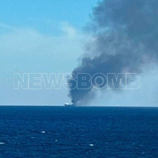 Blue Carrier 2: Στην Τήνο ρυμουλκήθηκε το πλοίο - Συνεχίζεται η μάχη με τις φλόγες