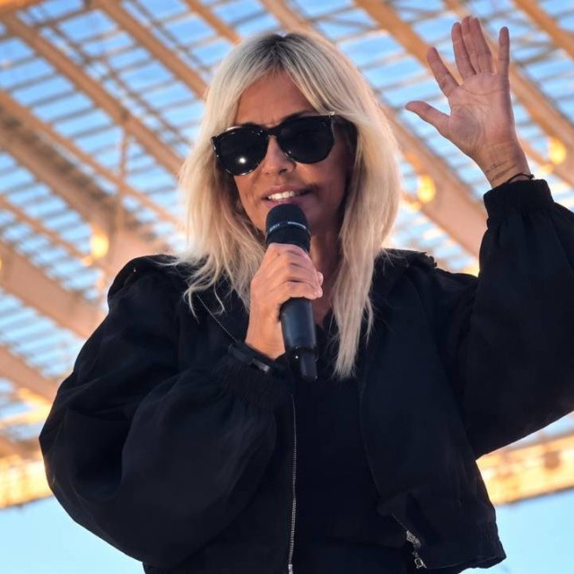Άννα Βίσση: «Αντίστροφη μέτρηση» για τη μεγάλη συναυλία - Ξεκίνησε η κοσμοσυρροή στο ΟΑΚΑ