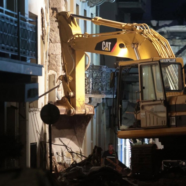 Έκρηξη στην Πλάκα: Ανασύρθηκε χωρίς τις αισθήσεις της γυναίκα από τα συντρίμμια
