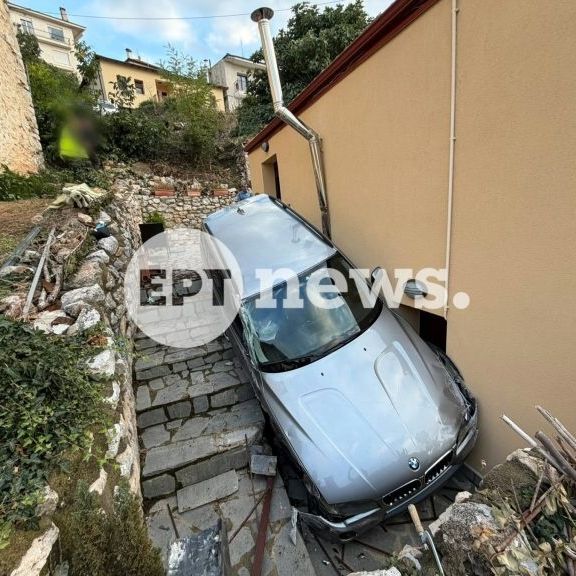 Καστοριά: Αυτοκίνητο «προσγειώθηκε» σε αυλή σπιτιού - Τραυματίστηκε η οδηγός