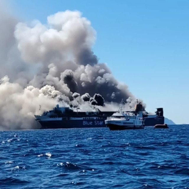 Μύκονος: Μάχη για να μη βυθιστεί το Blue Carrier 2 - Έχει πάρει επικίνδυνη κλήση