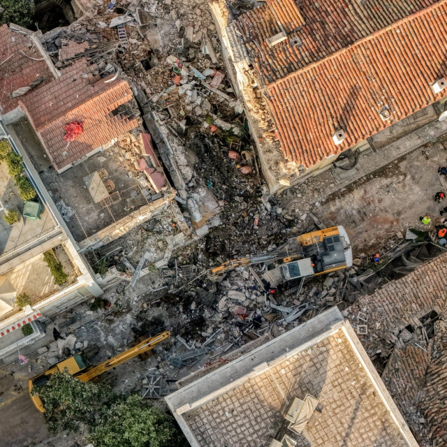 Μάχη με τον χρόνο στα χαλάσματα στην Πλάκα -Αγωνία για τους 5 αγνοούμενους