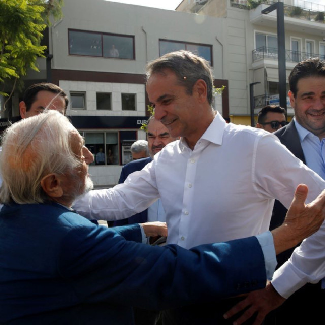 Μητσοτάκης: «Βάλτε πλάτη» - Τι είπε ο πρωθυπουργός σε πολίτες στον Ασπρόπυργο