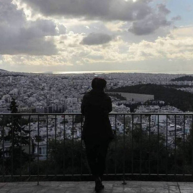 Καιρός: Επιμένουν οι χαμηλές για την εποχή θερμοκρασίες – Περισσότερες βροχές από την Τετάρτη