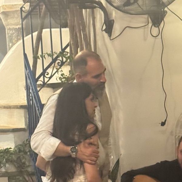 Τήνος: Κρητικό γλέντι μετά τη βάφτιση των δίδυμων – Ξεσήκωσαν τα σοκάκια του νησιού