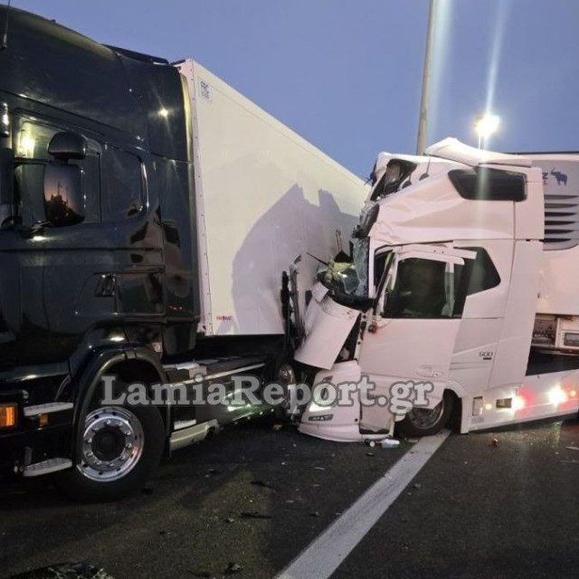 Φθιώτιδα: Νταλίκα έπεσε πάνω σε παρκαρισμένο φορτηγό στα διόδια Τραγάνας - Τραυματίστηκε ο οδηγός