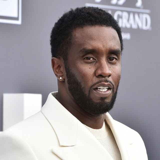 «Σαν βασιλιάς» ο ράπερ «Diddy» στη φυλακή: Μασάζ, αλκοόλ, γυμνές φωτογραφίες και κινητά