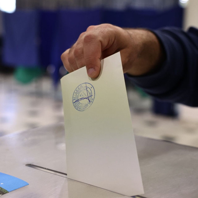Η δημοσκόπηση «φάντασμα» που έβαλε φωτιά στο πολιτικό σκηνικό
